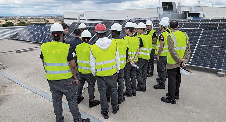 Estudiantes del Curso de Operaciones Básicas en Montaje y Mantenimiento de Instalaciones Solares Fotovoltaicas, ONG CESAL, conocen Master Battery y Ciudadenergía