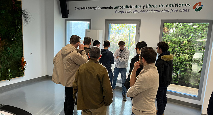 Alumnos de la 18º edición del Máster de Energías Renovables y Medio Ambiente visitan Ciudadenergía y se informan de los sistemas de almacenamiento energético de MASTER BATTERY