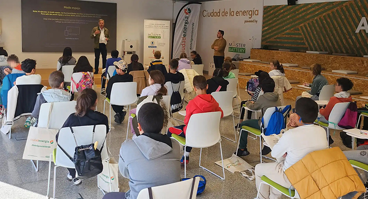 El CEIP Pío Baroja de Madrid visita Ciudadenergía y Master Battery para conocer la función del almacenamiento en la transición a las renovables
