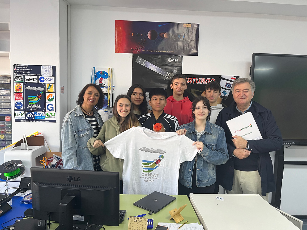 El alumnado de Bachillerato del IES Miguel Hernández de Móstoles presenta a Ciudadenergía sus proyectos escolares y los detalles de almacenamiento energético que emplean para su funcionamiento