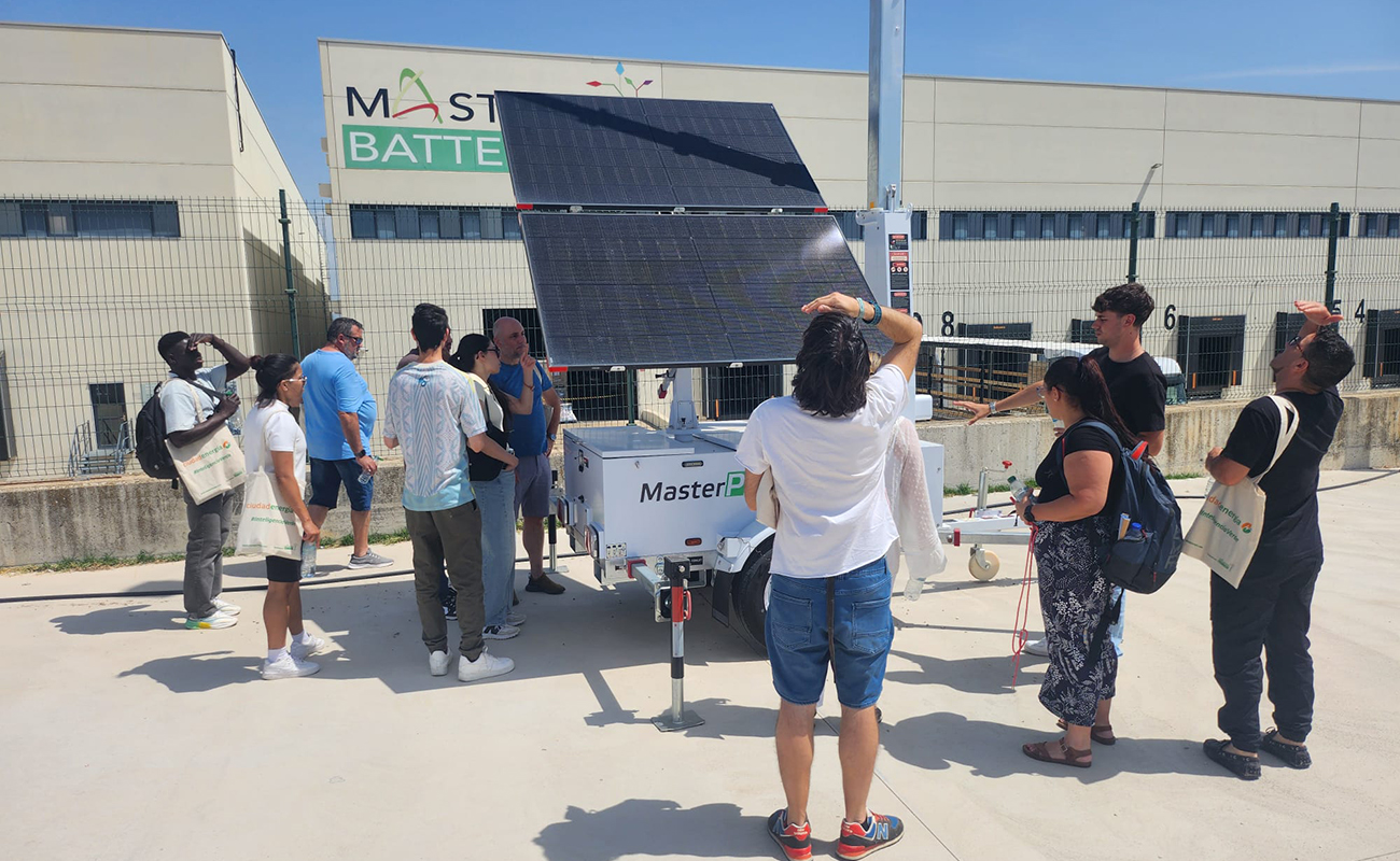 El alumnado del curso Organización y Proyectos de Instalaciones Solares Fotovoltaicas de ELWE visita Ciudadenergía y Master Battery