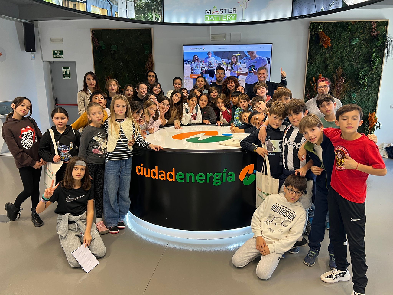 Segunda visita del Colegio San Miguel Arcángel de Moralzarzal a Ciudadenergía para aprender sobre baterías y almacenamiento solar