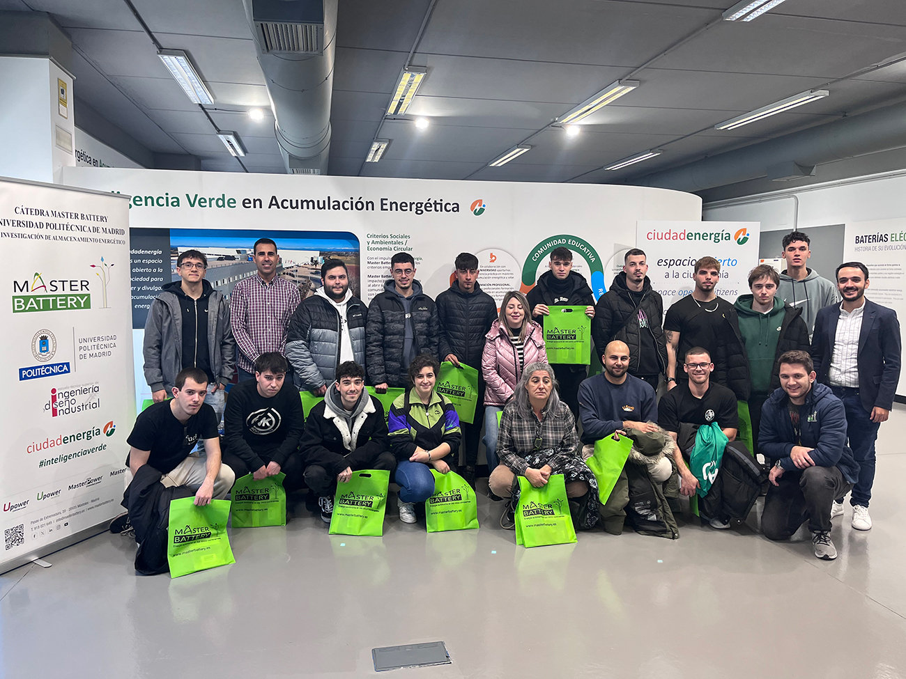 El alumnado del IES Victoria Kent de Formación Profesional de los Grados superiores en Energías Renovables y de Eficiencia Energética curso 2024 visitan Ciudadenergía y Master Battery