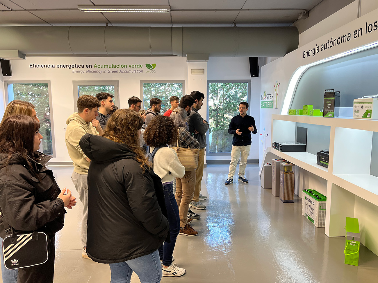 El alumnado del IES Victoria Kent de Fuenlabrada (Madrid) visitan Ciudadenergía y Master Battery