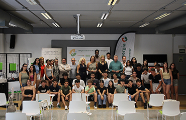Alumnos, docentes, representantes institucionales y organizadores posan junto a la galardonada del I Premio Educativo Ciudadenergía #inteligenciaverde, reafirmando el compromiso compartido con la innovación, la educación y el desarrollo del talento joven