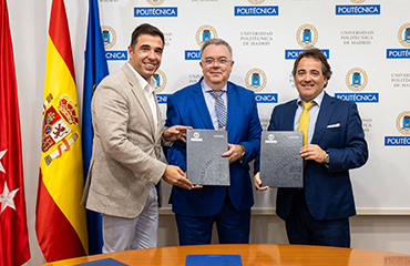 En el centro, el rector de la Universidad Politécnica de Madrid (UPM), Guillermo Cisneros. Héctor Plaza y Juan Carlos Hernández, CEOs de Master Battery