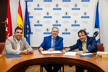 En el centro, el rector de la Universidad Politécnica de Madrid (UPM), Guillermo Cisneros. Héctor Plaza y Juan Carlos Hernández, CEOs de Master Battery en la firma de la constitución de la Cátedra en el Rectorado de la UPM