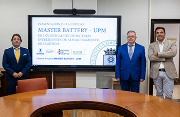 En el centro, el rector de la Universidad Politécnica de Madrid (UPM), Guillermo Cisneros. Juan Carlos Hernández y Héctor Plaza, CEOs de Master Battery