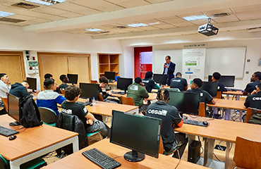 El director de la Cátedra Master Battery – UPM, Julio Amador, explica el contenido de la jornada a los alumnos de CESAL