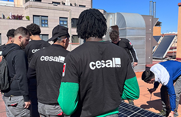 En la cubierta de la ETSIDI durante el montaje de la instalación fotovoltaica