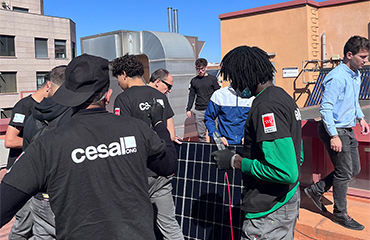 En la cubierta de la ETSIDI durante el montaje de la instalación fotovoltaica
