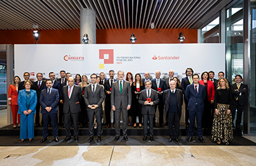 S.M. el Rey Don Felipe junto al ministro de Economía, Comercio y Empresa, Carlos Cuerpo, y el resto de autoridades y representantes de las empresas premiadas