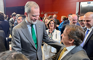 S.M. el Rey saluda a Juan Carlos Hernández, CEO de Master Battery