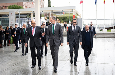 S.M. el Rey Don Felipe junto al ministro de Economía, Comercio y Empresa, Carlos Cuerpo, y autoridades