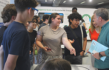 El equipo de Ciudadenergía recibiendo las explicaciones de los alumnos