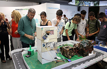 Maqueta interactiva de Smart Cities concebida como una ciudad inteligente capaz de integrar distintas soluciones tecnológicas para mejorar la movilidad, la seguridad y la eficiencia energética