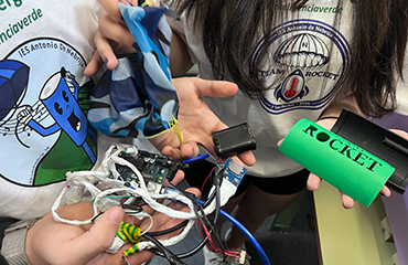 Alumnado de 1º de Bachillerato presenta DropSat, un CanSat que registra datos acústicos durante el vuelo