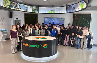 El grupo del Díaz-Balaguer en la sala de exposición de Master Battery