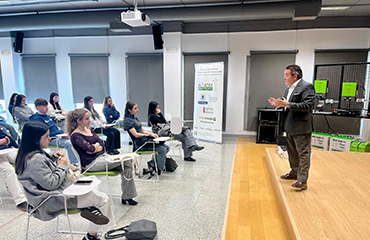 Juan Carlos Hernández, coCEO de Master Battery, animó a los estudiantes a orientar su futuro profesional hacia la Energía