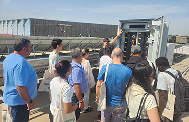 Recorrido por las instalaciones de Master Battery, visitando la cubierta solar