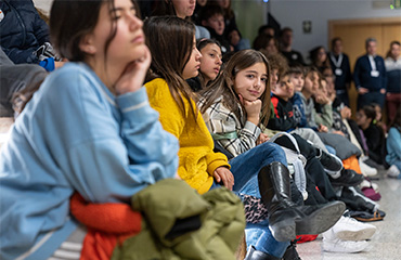 Alumnos y alumnas de 6º de Educación Primaria del CEIP Hans Christian Andersen en la Sala Ágora