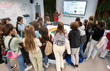 Alumnos y alumnas de 6º de Educación Primaria del CEIP Hans Christian Andersen en la Sala Expoenergía