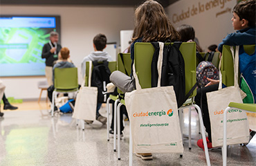 Alumnos y alumnas de 6º de Educación Primaria del CEIP Hans Christian Andersen en la Sala Ágora