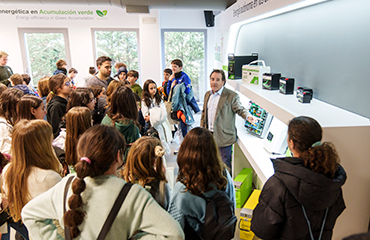 Alumnos del Colegio Hans Christian Andersen de Rivas-Vaciamadrid en la sala Expoenergía con Juan Carlos Hernández, CEO de Master Battery