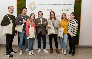 Juan Carlos Hernández, CEO de Master Battery, entregando la placa a los profesores del Colegio Hans Christian Andersen de Rivas-Vaciamadrid