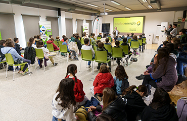 Alumnos del Colegio Hans Christian Andersen de Rivas-Vaciamadrid en la sala Ágora con Juan Carlos Hernández, CEO de Master Battery