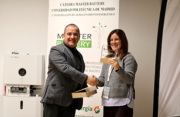 La profesora María Elena Sánchez, en representación del IES Manuela Malasaña, recibe de manos de Juan Carlos Hernández, coCEO de Master Battery, la placa de reconocimiento con motivo de la visita a Ciudadenergía