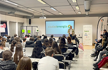 El alumnado de 3º de ESO del IES Manuela Malasaña durante la sesión divulgativa en el Aula Ágora de Ciudadenergía