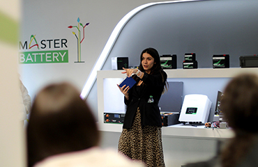 Gloria Pacios, ingeniera en prácticas en Master Battery, explica al alumnado del IES Manuela Malasaña los diferentes tipos de baterías y sus aplicaciones