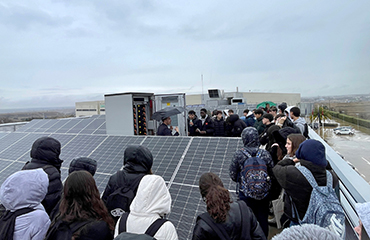 Ramón Fontecha, técnico del SAT de Master Battery, muestra al alumnado los detalles del sistema de gran almacenamiento energético de la cubierta solar