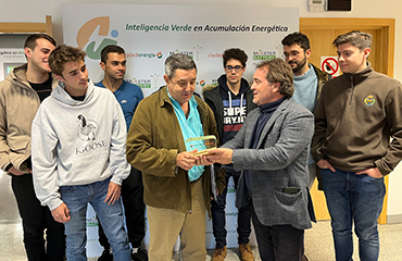 Juan Carlos Hernández entregando la placa al profesor Fernando Gutiérrez