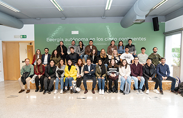 Alumnos del Máster Universitario en Ingeniería de la Energía de la UPM en la sala Ágora con Juan Carlos Hernández, CEO de Master Battery