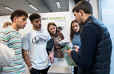 Personal técnico resolviendo las dudas planteadas sobre los productos de acumulación energética