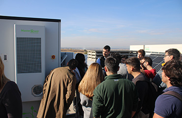 El alumnado del MUIE en la cubierta solar de Master Battery