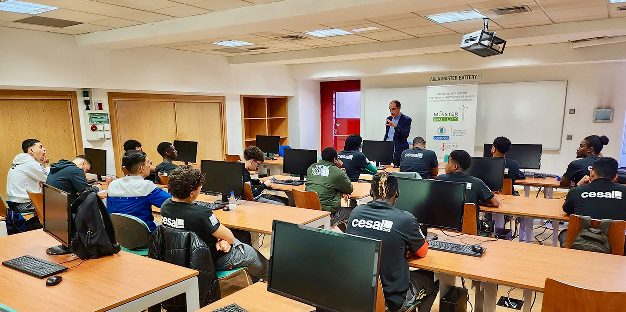 El director de la Cátedra Master Battery – UPM, Julio Amador, explica el contenido de la jornada a los alumnos de CESAL